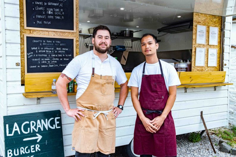 FoodTruck la grange cuisine et son chef Benjamin accompagné de son collègue 