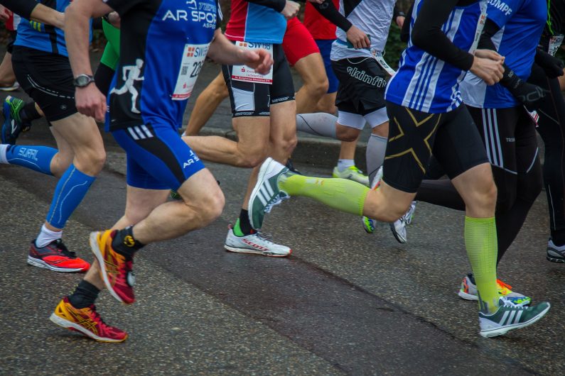 Plusieurs personnes sont en train de courir lors d’une compétition