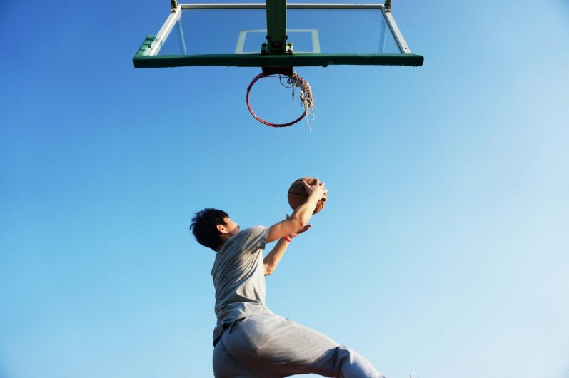 joueur de basket en plein air ballon