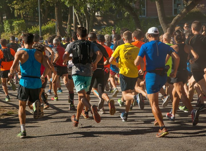 plusieurs coureurs sur route 