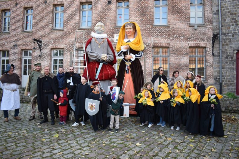 image représentant les géants de Montigny-en-Ostrevent accompagné des enfants de la commune.