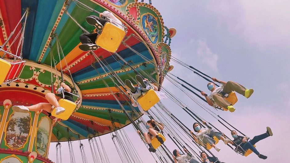 l’image représente un manège de fête foraine