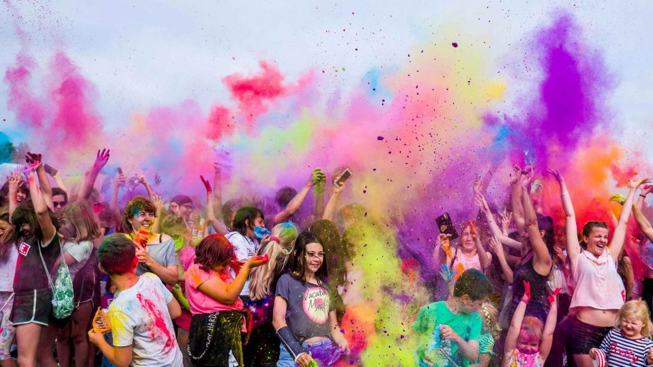 poudre de couleurs propulsée sur les coureurs 