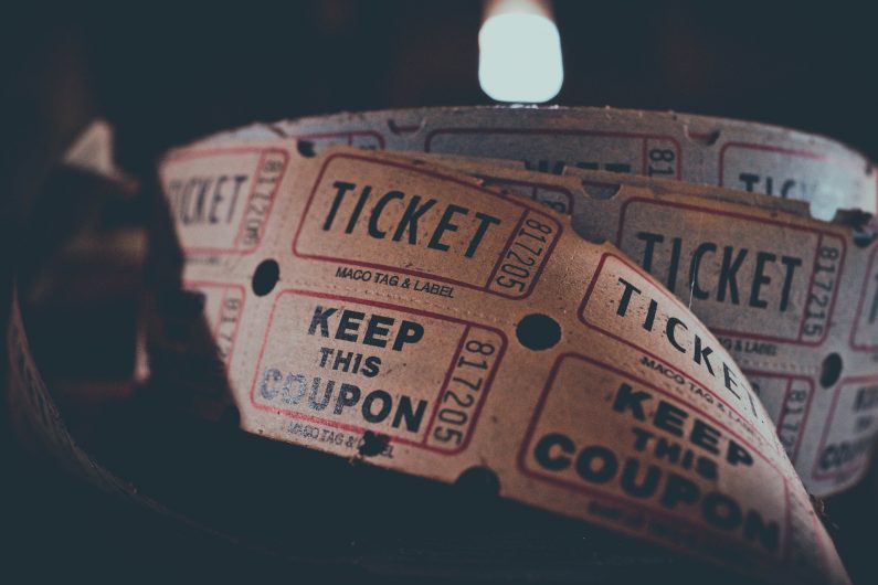 l’image représente d’anciens tickets de cinéma.