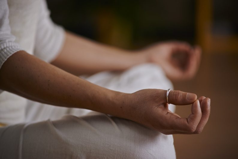 l’image représente une personne en train de faire du yoga